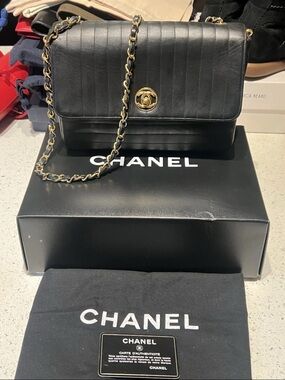 CHANEL Black Quilted Leather Shoulder Bag with Gold Chain